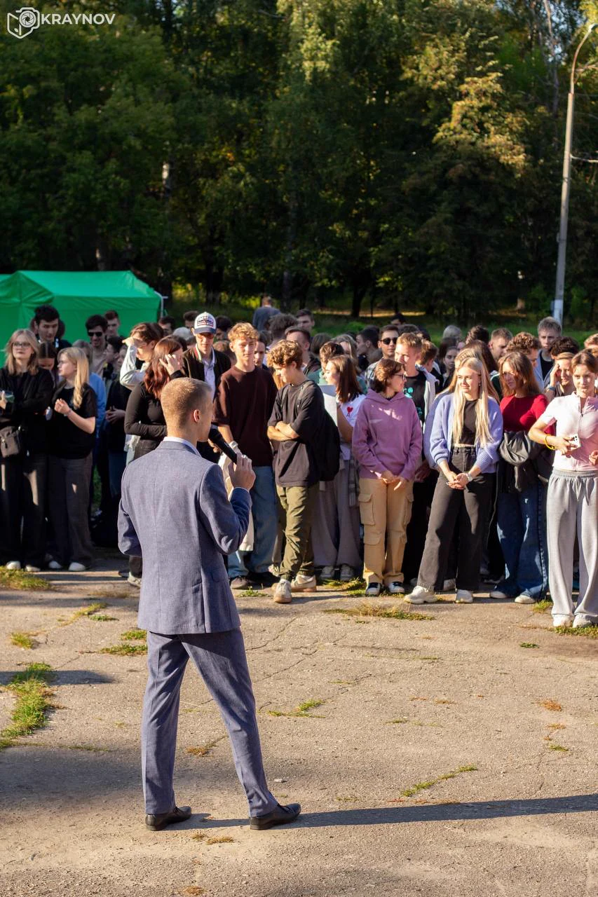 Михаил ведёт мероприятие на открытом воздухе